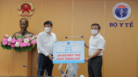 Petrovietnam trao tặng 200 máy thở phục vụ điều trị bệnh nhân Covid-19 nặng