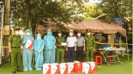 Công đoàn Công ty CP Cao su Đà Nẵng đến thăm, tặng quà Chốt kiểm soát dịch bệnh Covid-19 phía Nam hầm Hải Vân