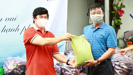 HUFI: Ủng hộ gần 110 triệu đồng cùng với hàng tấn nhu yếu phẩm hỗ trợ sinh viên gặp khó khăn mùa dịch