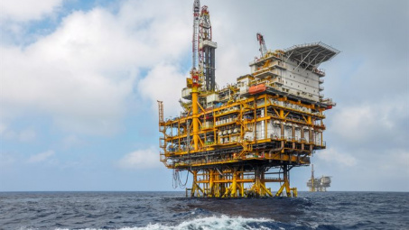 Tâm lý thị trường cải thiện, giá dầu thô quay trở lại ngưỡng 70 USD/thùng