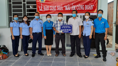 Công đoàn Cục QLTT Kon Tum nghiệm thu, trao hỗ trợ xây dựng nhà “Mái ấm Công đoàn”
