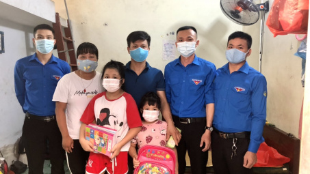 Than Thống Nhất: Tặng quà cho các cháu nhi nhân dịp năm học mới 2021 - 2022