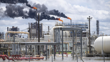 Giá dầu thô giảm 1%, siêu bão Ida khiến nhiều nhà máy lọc hoá dầu ngưng hoạt động