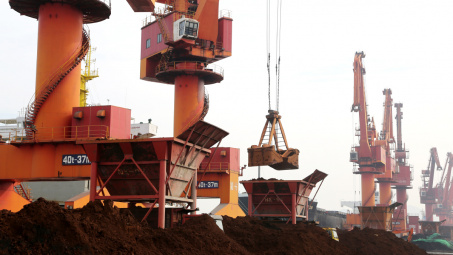 Giá quặng sắt dao động nhẹ, thị trường tập trung quan sát chính sách sản xuất thép của Trung Quốc