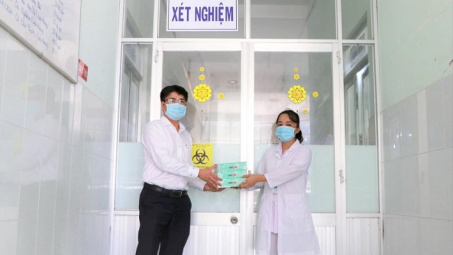 Công ty Nhiệt điện Vĩnh Tân trao tặng 200 bộ kit xét nghiệm nhanh COVID-19