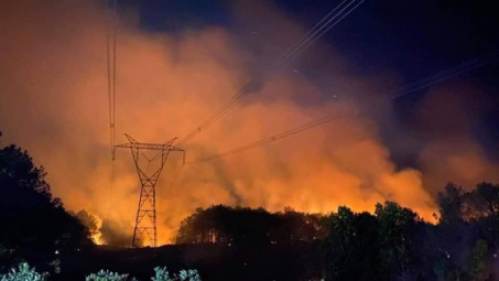 Cháy rừng ở Huế gây nguy hiểm cho đường dây 500kV