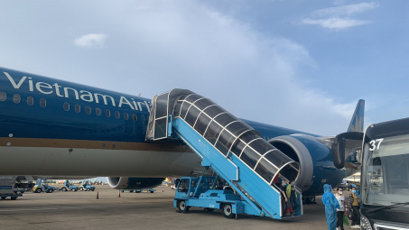 Đưa tàu bay lớn nhất Việt Nam chuyên chở lực lượng y bác sĩ vào TP. HCM