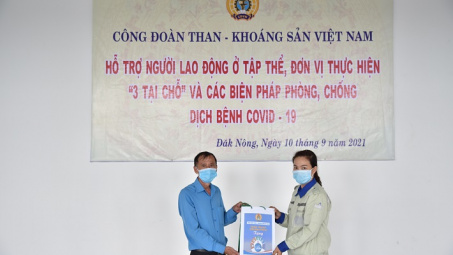 Công đoàn TKV trao tặng 767 phần quà động viên người lao động đang phòng, chống dịch COVID-19