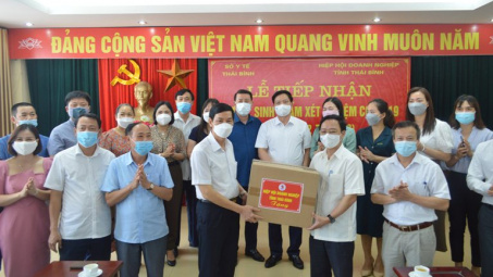 Hiệp hội Doanh nghiệp tỉnh Thái Bình: Trao tặng vật tư, sinh phẩm xét nghiệm Covid-19 cho Ngành Y tế Thái Bình