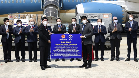 Quốc hội bàn giao 200.000 liều vắc xin AstraZeneca do châu Âu hỗ trợ Việt Nam