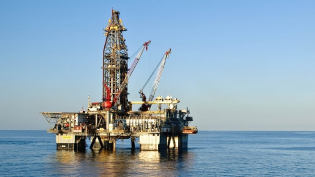 Giá dầu thô tiếp tục tăng, đứt gãy nguồn cung dầu từ Vịnh Mexico có thể kéo dài hàng tuần