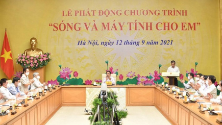 EVN tham gia ủng hộ 24.000 máy tính cho chương trình "Sóng và máy tính cho em"