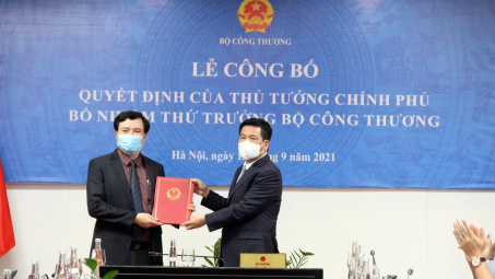 Bộ trưởng Nguyễn Hồng Diên trao Quyết định bổ nhiệm Thứ trưởng cho đồng chí Nguyễn Sinh Nhật Tân