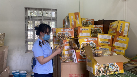 Thu giữ lượng lớn đồ chơi, bánh trung thu không rõ nguồn gốc