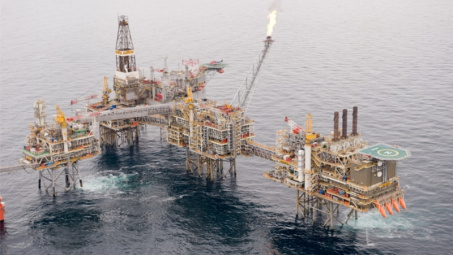 Giá dầu thô diễn biến trái chiều, OPEC+ dự báo thiếu hụt nguồn cung vào cuối năm nay