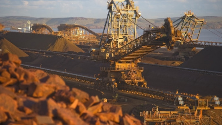 Giá quặng sắt thế giới tiếp tục giảm sâu dưới ngưỡng 100 USD/tấn