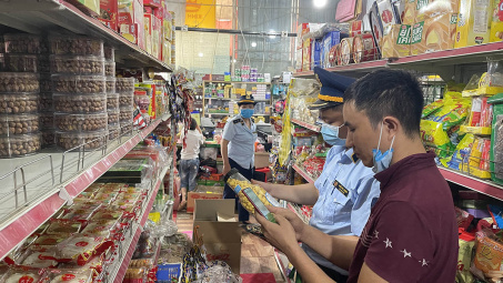 Thu giữ lượng lớn bánh Trung thu không nguồn gốc