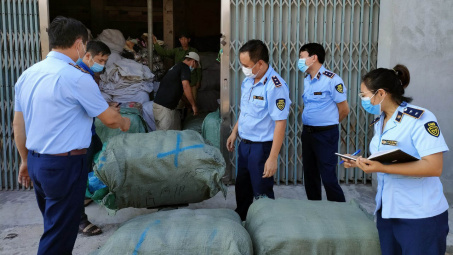 Tạm giữ trên 800kg hàng dệt may đã qua sử dụng
