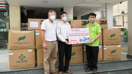 EVNSPC trao tặng lượng lớn vật tư y tế, máy tính cho hai bệnh viện tuyến cuối