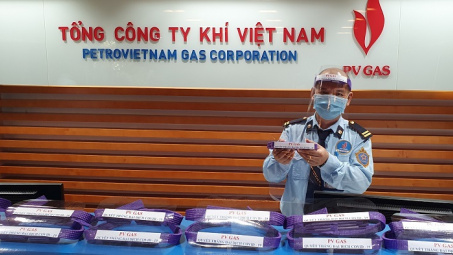 Người lao động PV GAS hỗ trợ thực phẩm cho Bệnh viên Dã chiến số 10