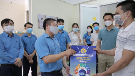 Công đoàn TKV tặng quà động viên người lao động thực hiện “3 tại chỗ” tại các đơn vị sản xuất than vùng miền Tây