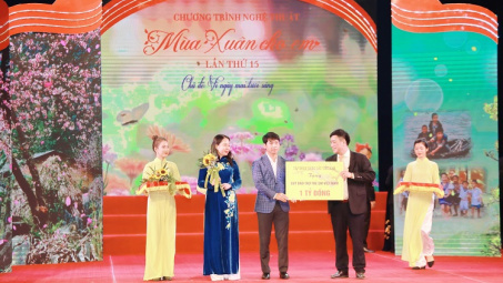 Petrolimex trao tặng 1 tỷ đồng tại chương trình “Mùa xuân cho em” lần thứ 15