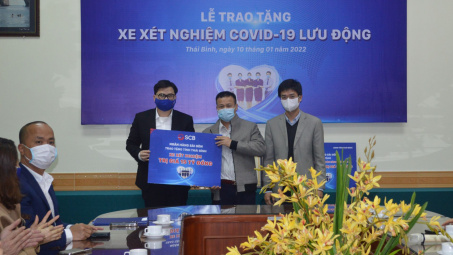 SCB tiếp tục chuỗi hoạt động trao tặng xe xét nghiệm lưu động tại Thái Bình và Thanh Hóa
