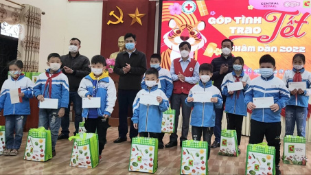 Central Retail trao tặng hơn 4.000 phần quà cho người có hoàn cảnh đặc biệt khó khăn dịp Tết Nhâm Dần 2022