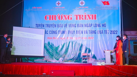 Mang Tết ấm đến đồng bào khu vực lòng hồ thủy điện Hòa Bình