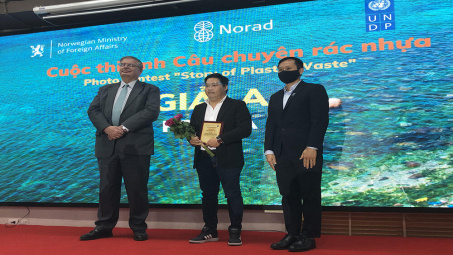 14 tác phẩm đạt giải trong cuộc thi ảnh "Câu chuyện rác nhựa"