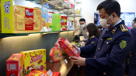 Hàng Tết giả lộng hành, lực lượng quản lý thị trường hướng dẫn cách phân biệt