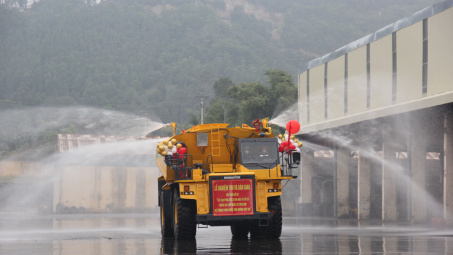 Bàn giao xe phun nước dập bụi chuyên dụng 50,5m3 cho Than Đèo nai