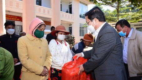 Công ty Thủy điện Ialy trao 400 quà Tết đến các hộ nghèo tỉnh Kon Tum và Gia Lai