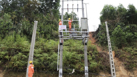 Thêm 330 hộ dân huyện miền núi Quế Phong được sử dụng điện lưới ngay trước Tết