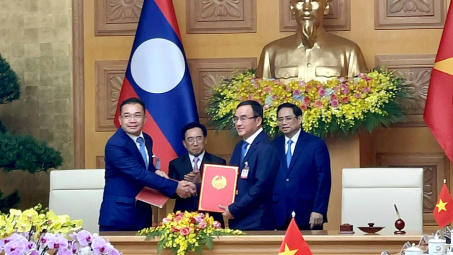 Tập đoàn Điện lực Việt Nam và Tập đoàn Phongsubthavy (Lào) trao đổi hợp đồng mua bán điện