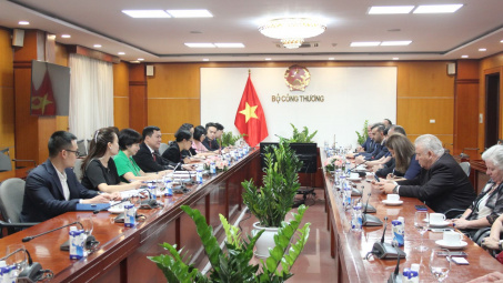 Thứ trưởng Nguyễn Sinh Nhật Tân làm việc với Đoàn Nghị sĩ và doanh nghiệp Rumani