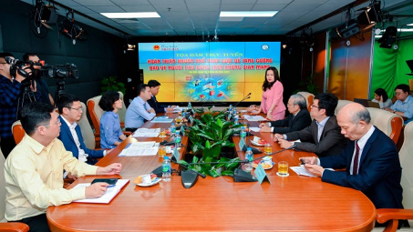 “Hoàn thiện khuôn khổ pháp luật để tăng cường bảo vệ người tiêu dùng trên không gian mạng”