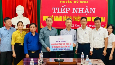 Tổng Công ty Phát điện 1 trao 300 triệu đồng hỗ trợ người dân huyện Kỳ Sơn