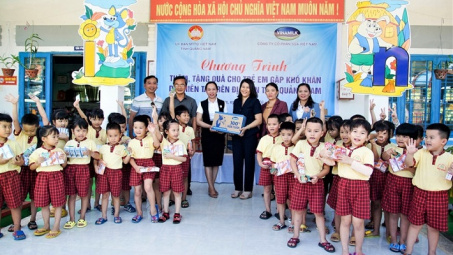 Vinamilk ủng hộ hơn 1 tỷ đồng sản phẩm dinh dưỡng cho người dân vùng lũ miền Trung