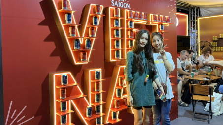 Du khách Thủ đô thích thú check in mô hình chữ “VIỆT NAM” xếp bằng bia lon của Sabeco