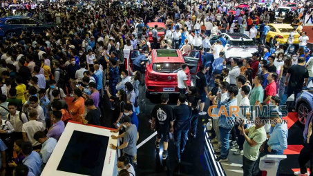 Khách “chen chân” đi xem Vietnam Motor Show 2022