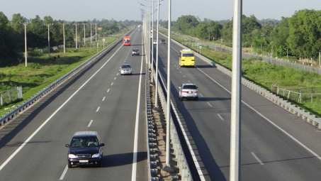 Mức phạt lỗi đi lùi trên cao tốc mà lái xe cần biết