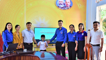 Đoàn Thanh niên Công ty Nhôm Đắk Nông - TKV thăm, tăng quà các hoàn cảnh khó khăn