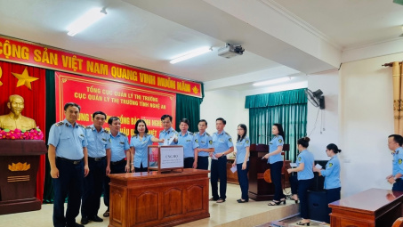 Cục QLTT Nghệ An chung tay cùng cộng đồng khắc phục hậu quả lũ lụt