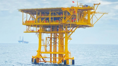 Đón dòng dầu thương mại đầu tiên từ tổ hợp giàn RC-10 và RC-RB1 (mỏ Rồng)