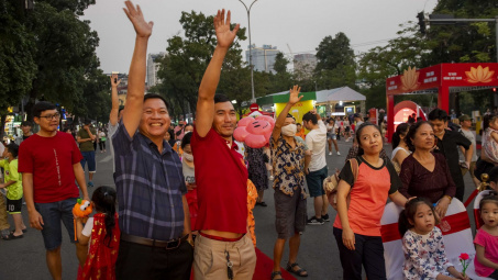 Du khách hào hứng trải nghiệm trò chơi có thưởng của SABECO trên phố đi bộ Hoàn Kiếm
