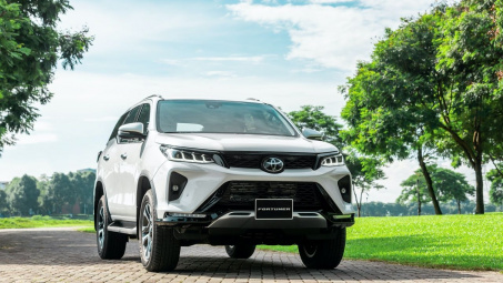 Toyota Fortuner 2022 bất ngờ trình làng: thêm tính năng an toàn, động cơ xăng