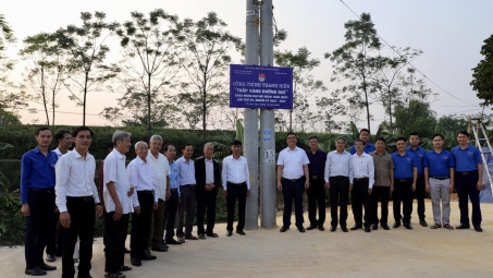 Công ty Supe Lâm Thao chung tay “Thắp sáng đường quê”