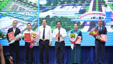 Long An : Trao Quyết định chủ trương đầu tư 4 dự án hạ tầng khu công nghiệp