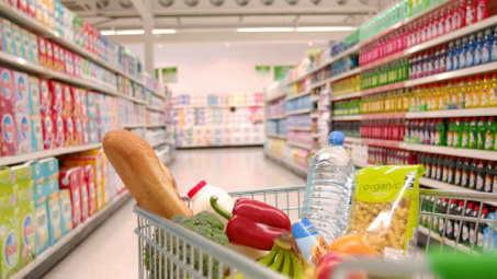 Tiếp cận khách hàng trực tuyến của các doanh nghiệp bán lẻ hàng tiêu dùng tại TP. Hồ Chí Minh trong điều kiện đại dịch Covid-19